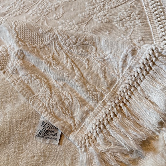 Bates Queen Elizabeth Matelasse Bedspread White Fringe Coverlet Twin 80x110 - Picture 1 of 9